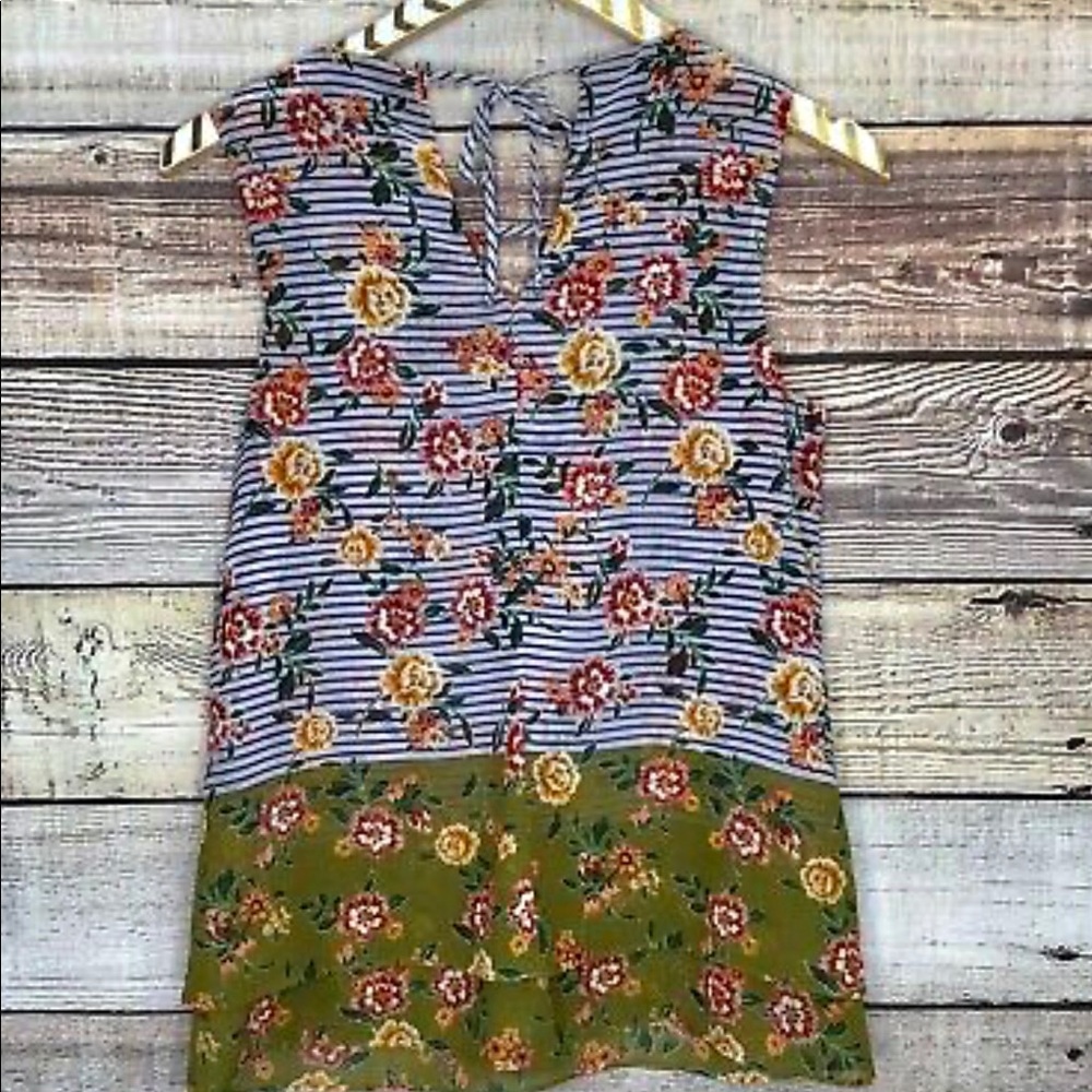 NWOT CAbi Penelope Floral Tank ❤️